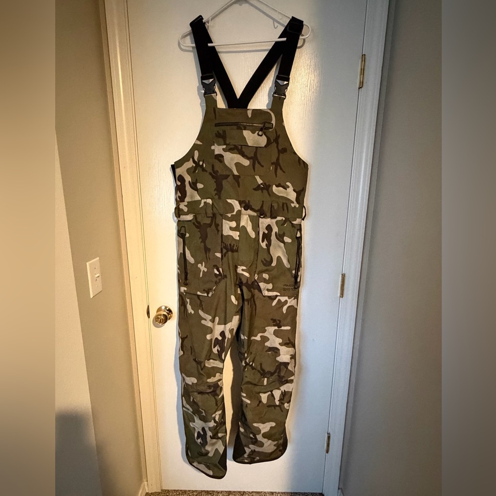 **SOLD** Volcom Rain GORE-TEX Bib Overalls – Men’s Snow Bibs – Camo – Size M